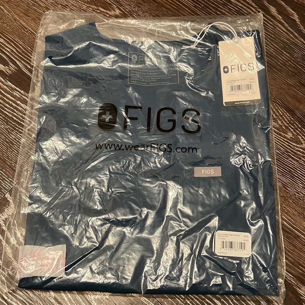 BRAND NEW** Figs Catarina One Pocket Scrub top